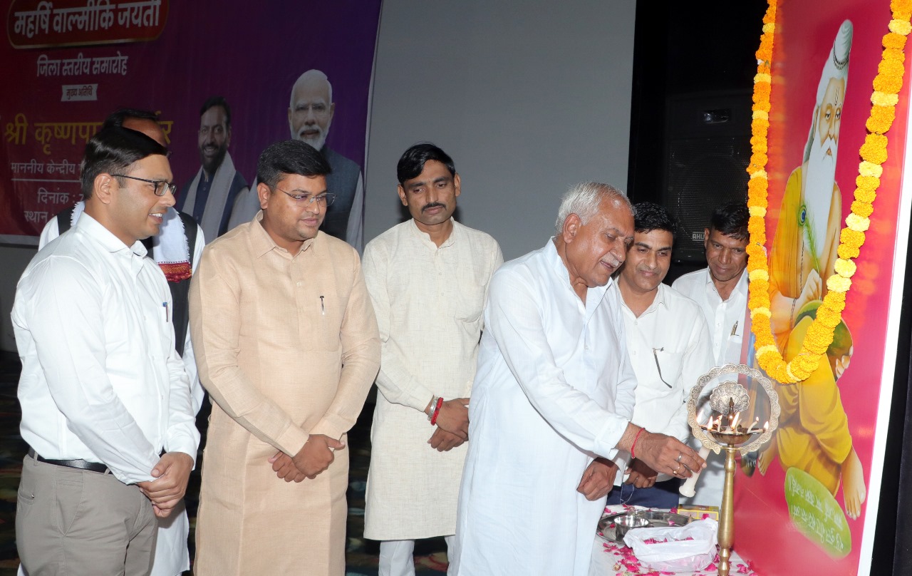 सभागार में आयोजित कार्यक्रम का शुभारंभ करते हुए विधायक ओमप्रकाश यादव
