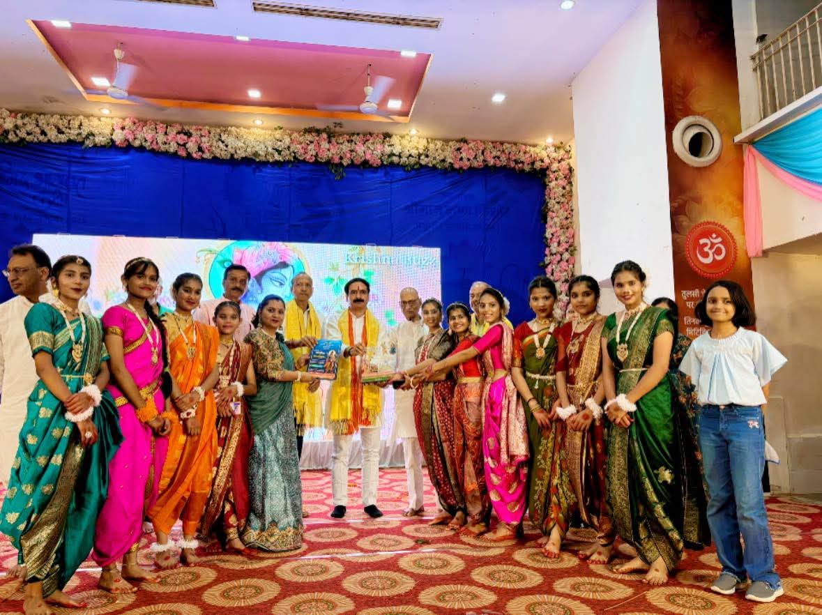 विजेताओं को पुरस्कृत करते अतिथि।