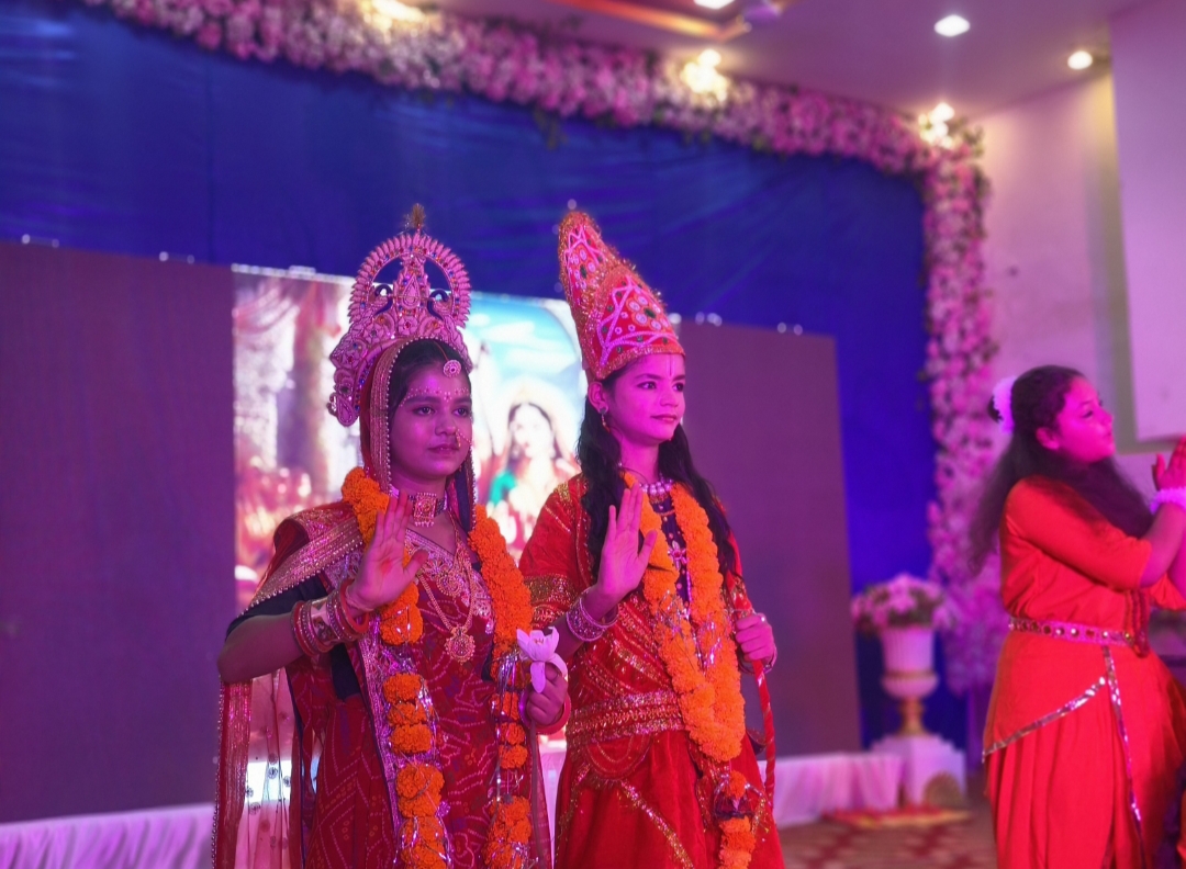 भगवान राम और माता सीता के पात्र में स्कूली बच्चे।