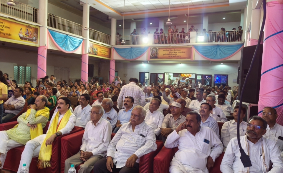 कार्यक्रम में उपस्थित दर्शक।