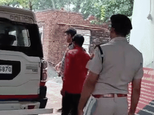 नूंह में नकली सोने की ईंट से ठगी का खुलासा:  2 आरोपियों से फर्जी सिम कार्ड, मोबाइल, नकली सोने की ईंट, हथौड़ी बरामद – Nuh News