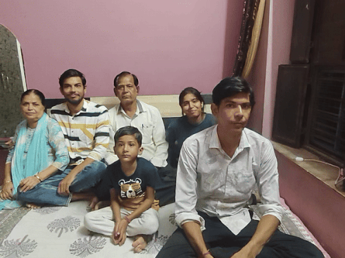 अपने परिवार के साथ विजय कुमार सिंधी।
