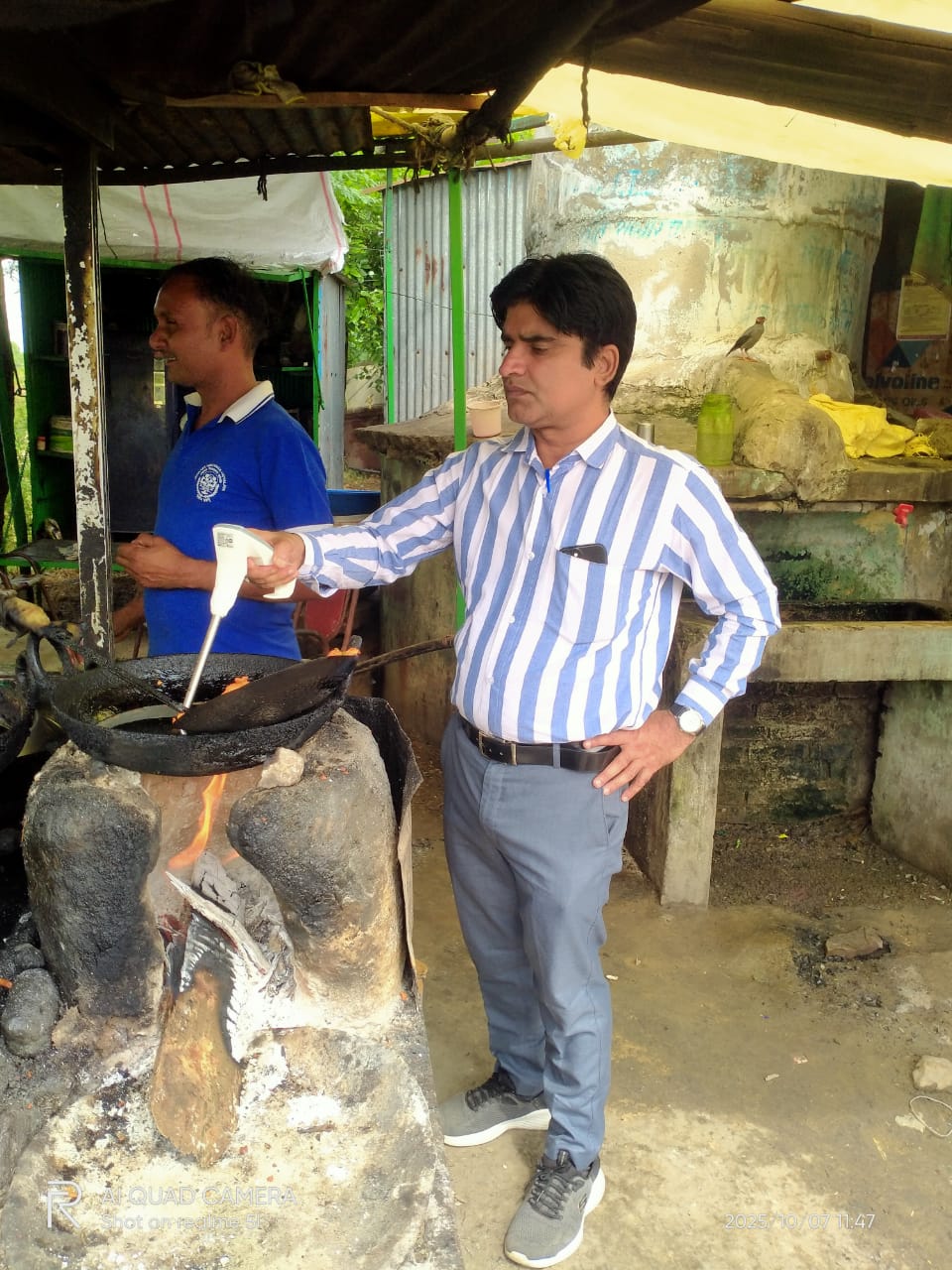 तेल का सैंपल लेती टीम।