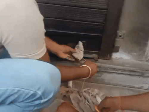 फूड लाइसेंस नहीं मिलने पर दुकान की सीज करती टीम।