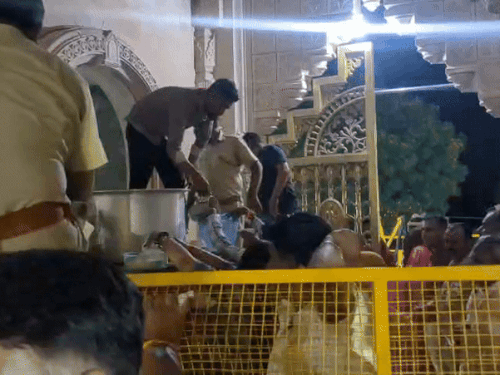 भक्तों को खीर का प्रसाद बांटा गया।
