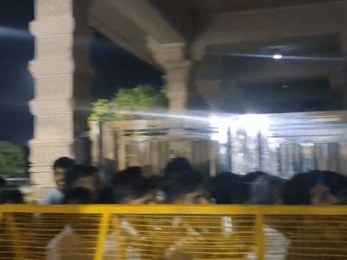प्रसाद के लिए भक्तों की लंबी लाइन देखी गई।