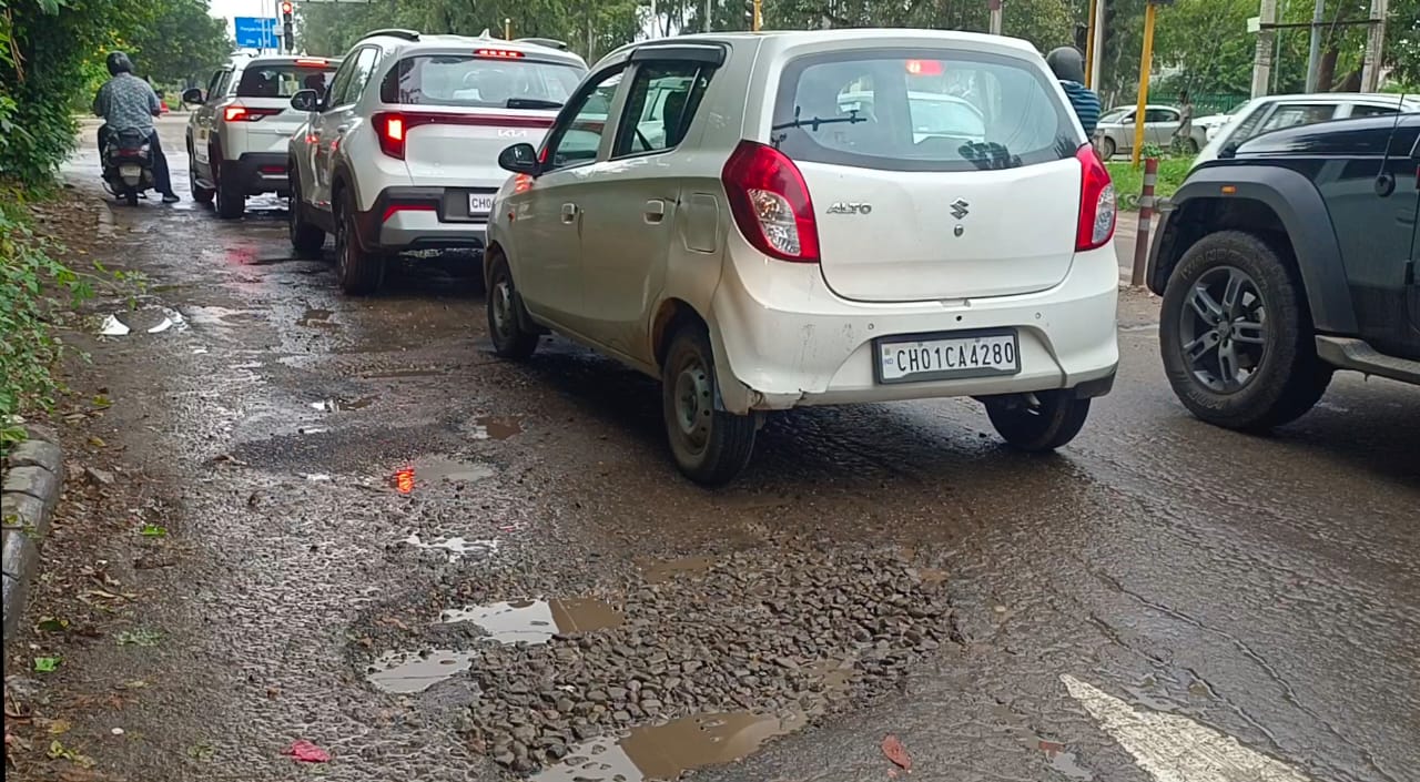 चंडीगढ़ सेक्टर 25 में सड़क पर पड़े गड्डे।
