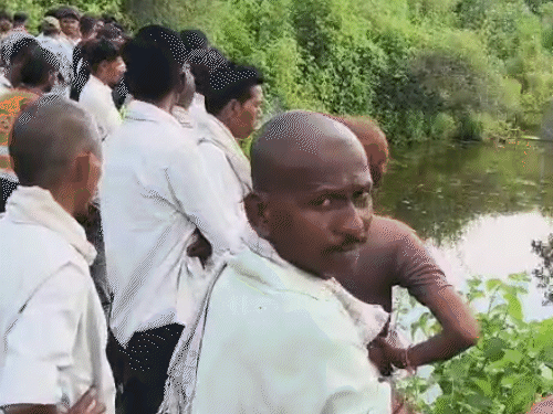 ओडिशामध्ये मगरीने महिलेला खाल्ले...VIDEO: ती कपडे धुण्यासाठी नदीत उतरताच मगरीने हल्ला केला अन् पाण्यात ओढले