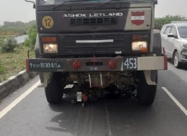 पाली जिले के गुड़ा एंदला थाना क्षेत्र में हाईवे पर सेना के ट्रक के चपेट में आया बाइक सवार।