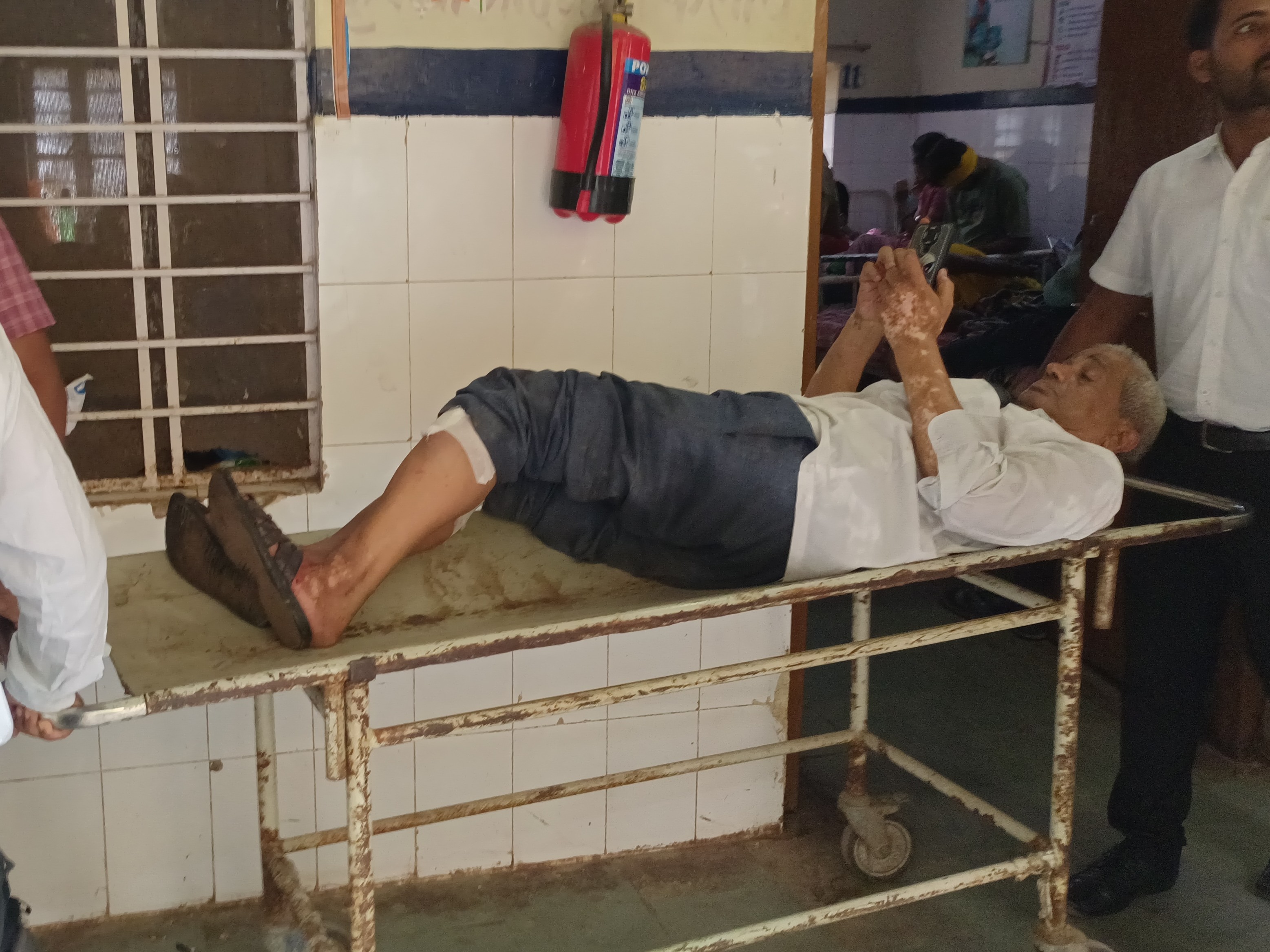 घायल अधिवक्ता को हॉस्पिटल में भर्ती कराया गया।