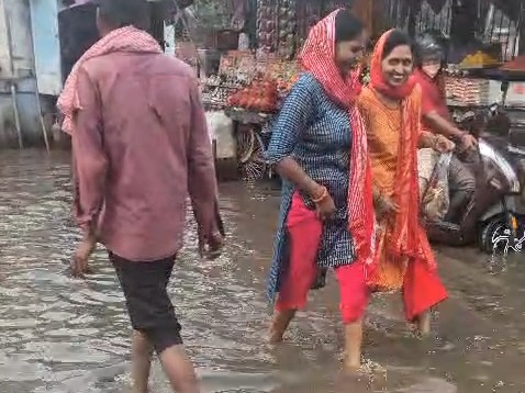 रेवाड़ी में बारिश से हनुमान मंदिर में जलभराव:  भक्त पानी से होकर दर्शन को मजबूर, ग्रीवेंस में भी उठा मुद्दा – Bawal News