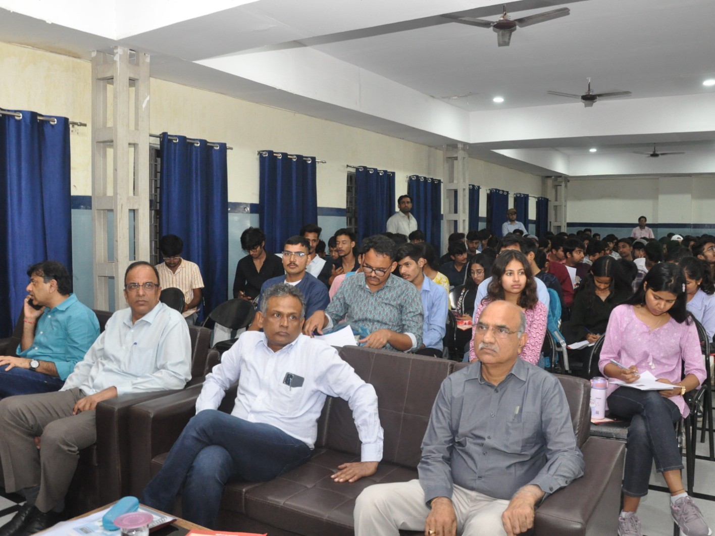 सहकारिता विभाग के अधिकारियों ने विद्यार्थियों को सहकारिता के विभिन्न आयामों और विभाग की कल्याणकारी योजनाओं की विस्तृत जानकारी दी।