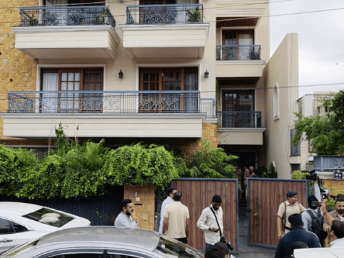 वाई पूरन कुमार की कोठी के बाहर खड़े पुलिस अधिकारी।