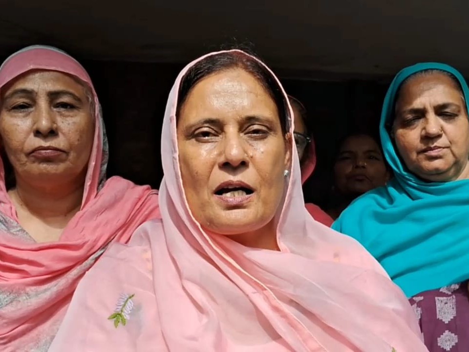 बातचीत करतीं प्रांतीय अध्यक्ष हरगोबिंद कौर