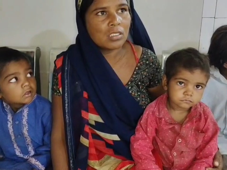 मधुमक्खियों के हमले में घायल बच्चों को लेकर अस्पताल पहुंचे परिजन।