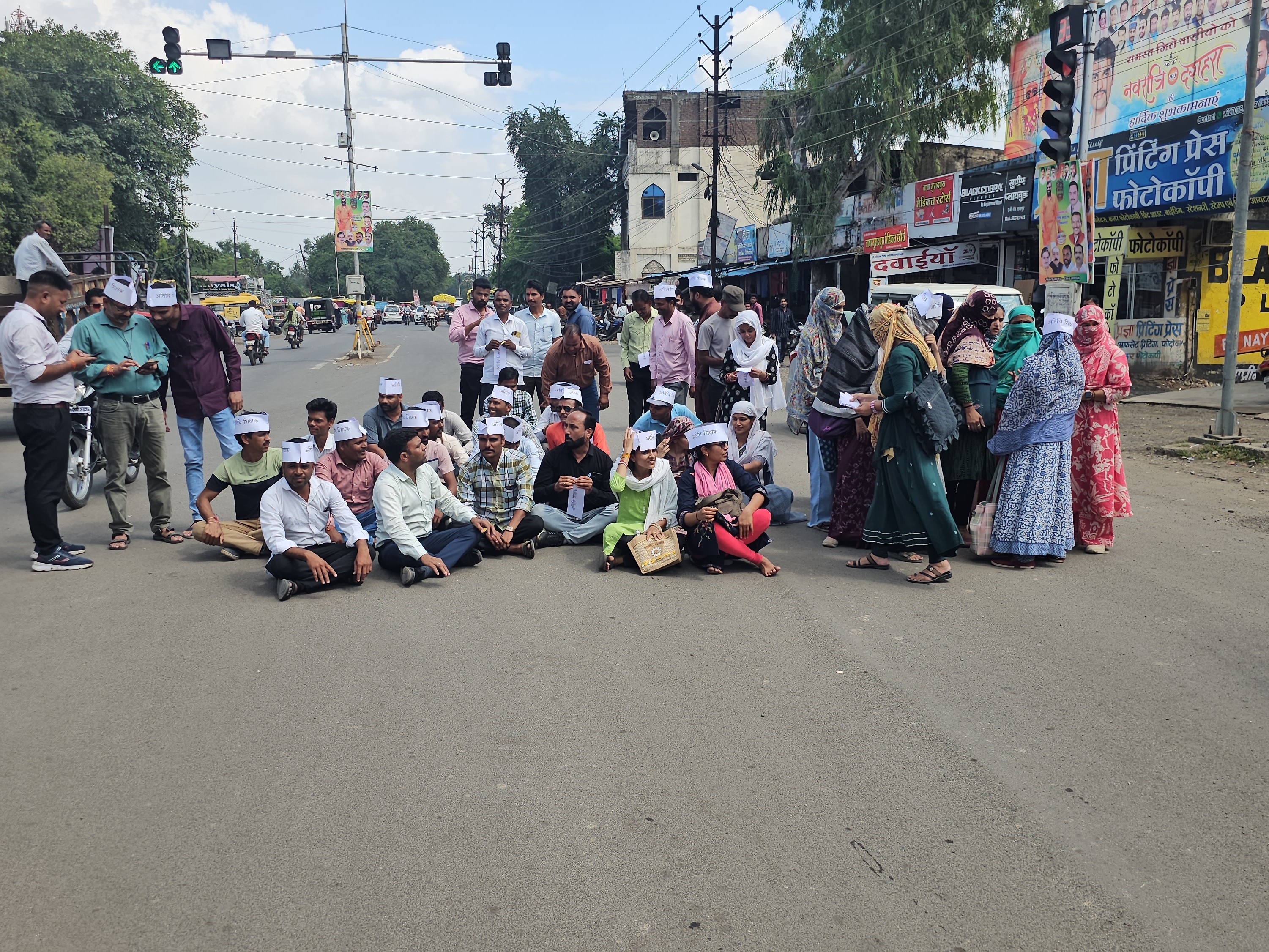 शहर के मुख्य चौराहे पर प्रदर्शन करते अतिथि शिक्षक।