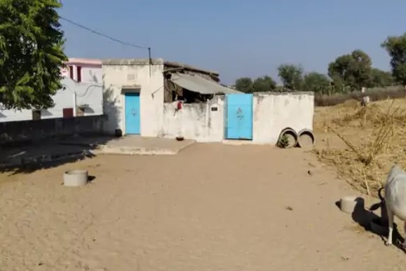 बोबासर चारणान गांव में ये वीरेंद्र चारण का घर है। यहां वीरेंद्र का पिता नरेंद्र और उसका चाचा संपत सिंह रहते हैं।