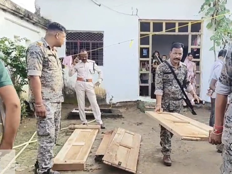 घर से लकड़ियां जब्त करती वन विभाग की टीम।