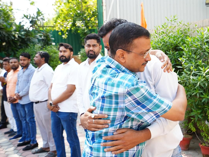 तस्वीर 4 अक्टूबर 2024 की है। दिल्ली CM आवास छोड़ने वक्त अरविंद केजरीवाल सीएम हाउस के कर्मचारियों के गले लगे थे।