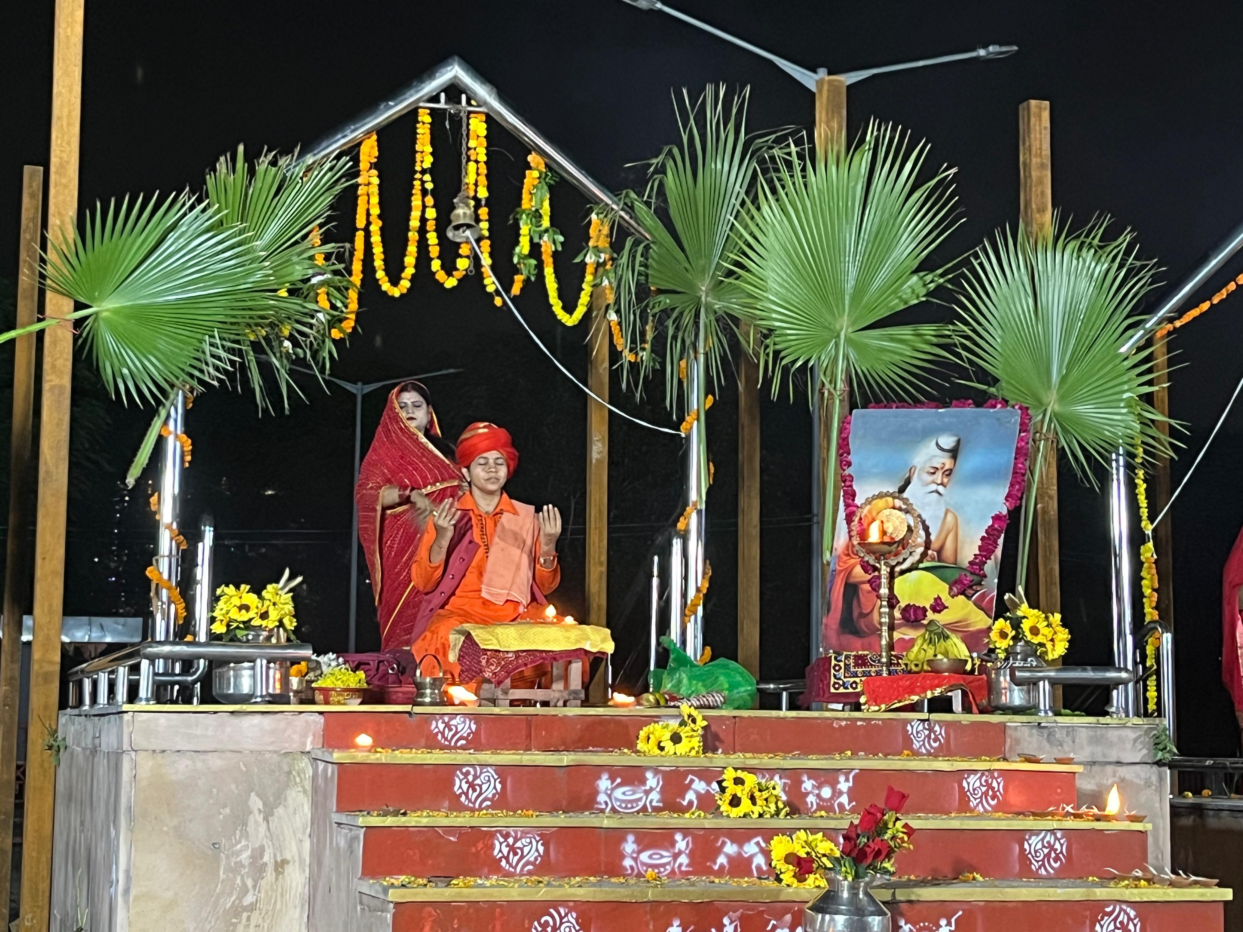 महर्षि वाल्मीकि जयंती पर गोमती तट पर भव्य आरती:  मनकामेश्वर महंत देव्यागिरी के सानिध्य में हुआ आयोजन – Lucknow News