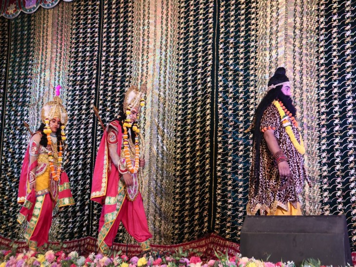 मुनि विश्वामित्र के साथ उनके आश्रम जाने की लीला का मंचन करते राम लक्ष्मण के स्वरूप