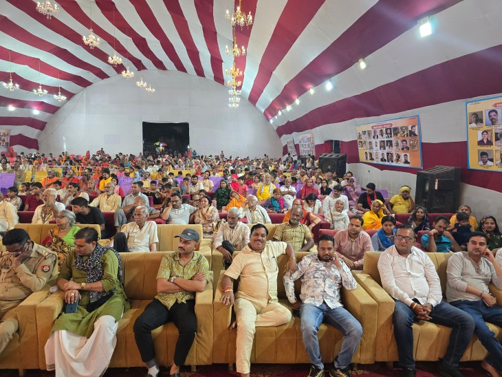 लीला देखने पहुंचे दर्शक