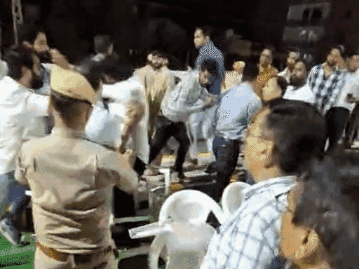 बीजेपी कार्यकर्ताओं ने अरमान जैन को पीटना शुरू कर दिया।