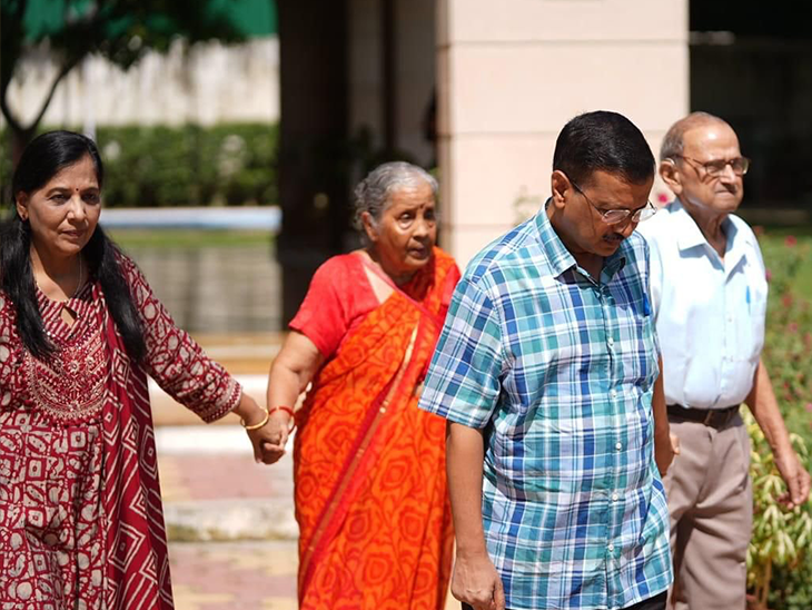 तस्वीर 4 जून 2024 की है, अरविंद केजरीवाल ने परिवार समेत दिल्ली सीएम हाउस खाली किया था। - Dainik Bhaskar