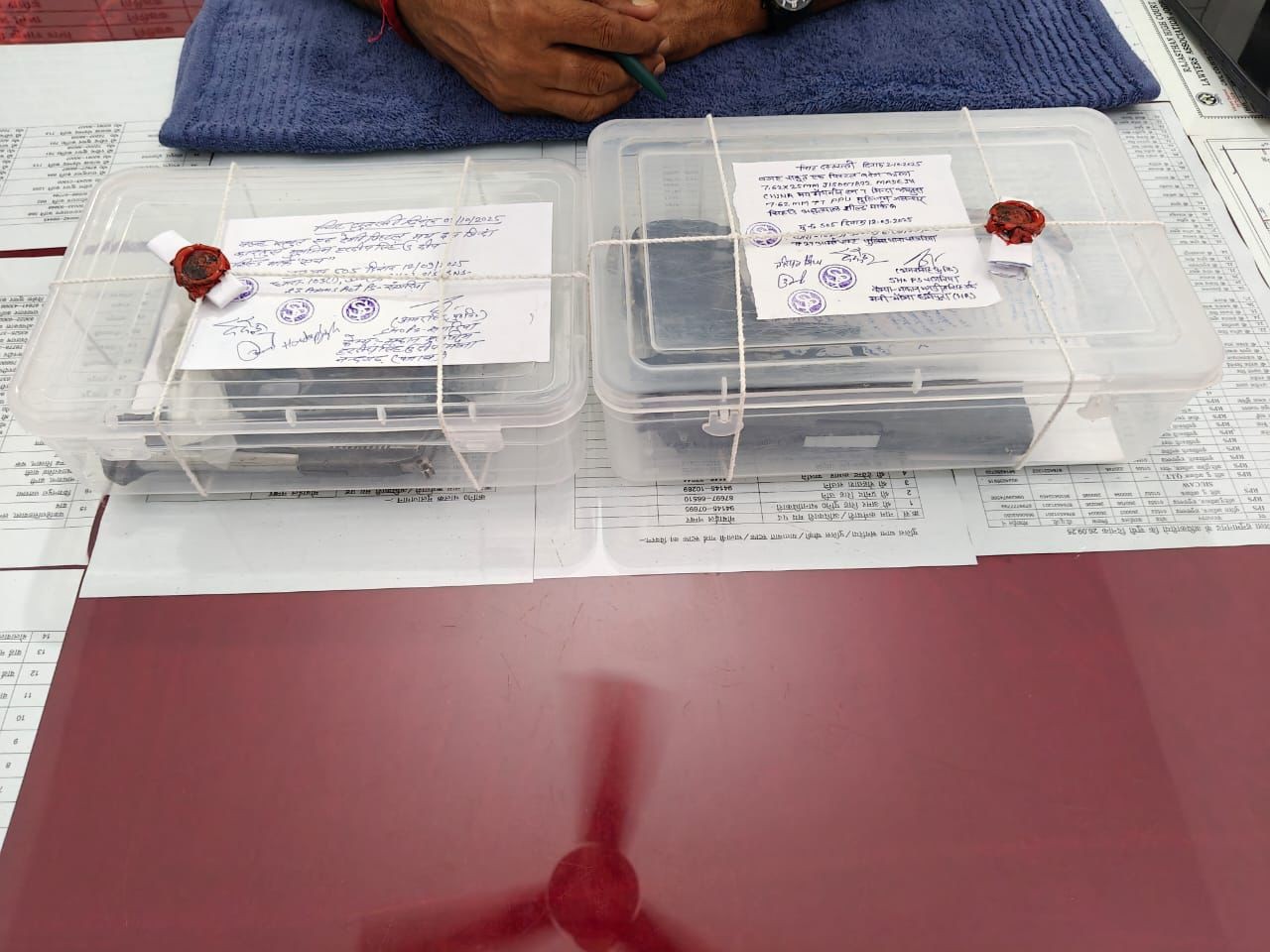 पुलिस ने आरोपियों से जब्त किए अवैध हथियार जब्त।