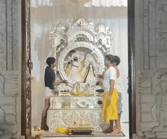 दूधाधारी गोपाल मंदिर में चन्द्रमा के बीच नजर आए ठाकुर जी