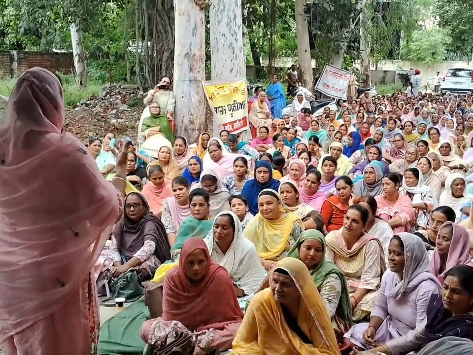 फरीदकोट में सांसद दफ्तर के समक्ष धरना देती आंगनवाड़ी कार्यकर्ता