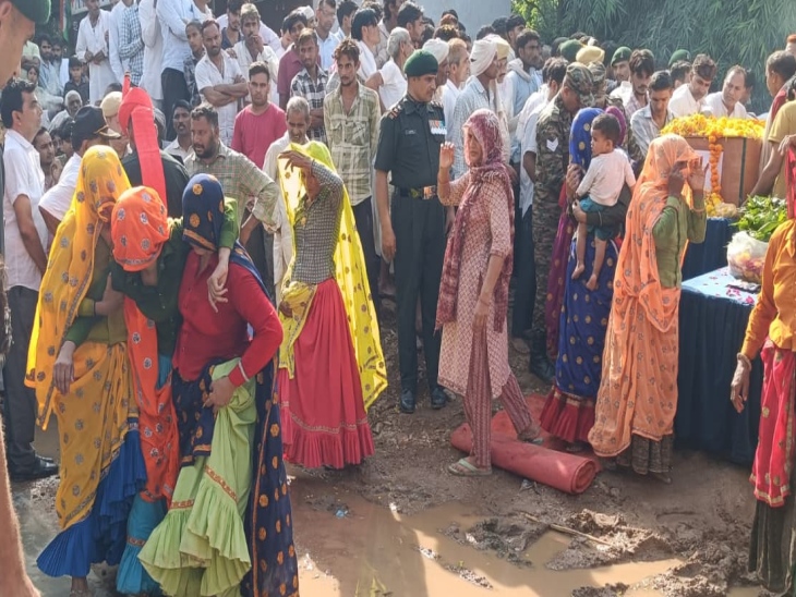 पति को अंतिम विदाई देने के दौरान सुनील कुमार की पत्नी मनीषा बेसुध हो गईं। वहां मौजूद महिलाओं ने उन्हें संभाला।