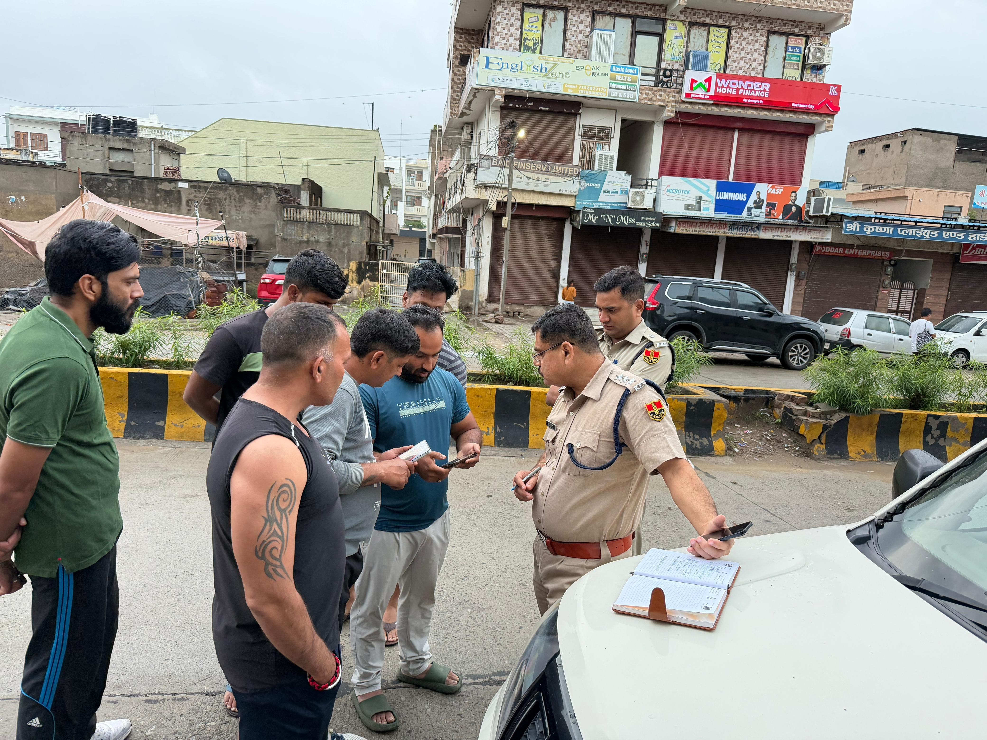 हादसे की सूचना के बाद पुलिस अधिकारी मौके पर पहुंचे और घटना की जानकारी जुटाई।