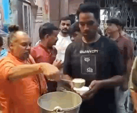 मंदिरों में देर रात तक खीर प्रसाद वितरित किया गया