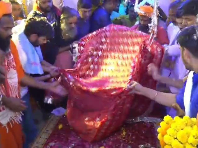 पीर मत्स्येंद्रनाथ की समाधि पर चढ़ाई गई चादर।