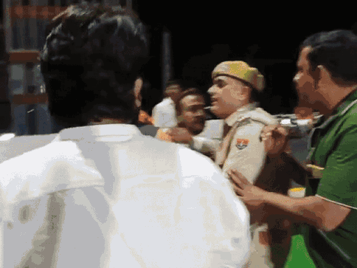 उदयपुर में घटना के दौरान भाजपा शहर जिलाध्यक्ष गजपाल सिंह राठौड़ ने भी युवक की पिटाई की।