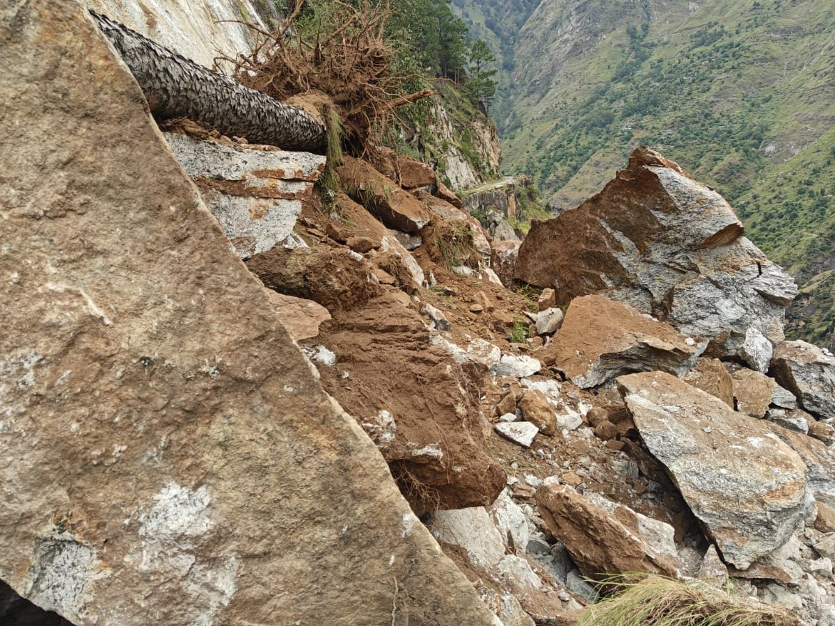 रूपी चौरा मार्ग पर गिरे पत्थर और मलबा।