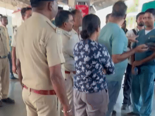 बाघिन को रेलवे स्टेशन पर दिखाया नहीं गया। इस बात से रेलवे के कर्मचारी नाराज थे।