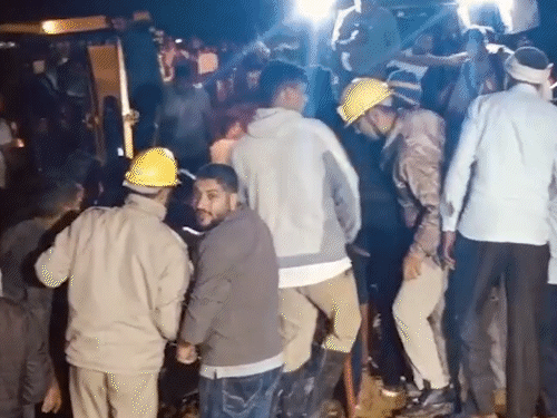 पुलिस के साथ ग्रामीण मलबे में दबे लोगों को निकालने में जुटे हुए हैं।