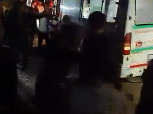 हादसे के बाद मौके पर इकट्‌ठा हुए लोग।