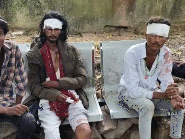 हॉस्पिटल में मौजूद ईश्वर के घायल परिजन।