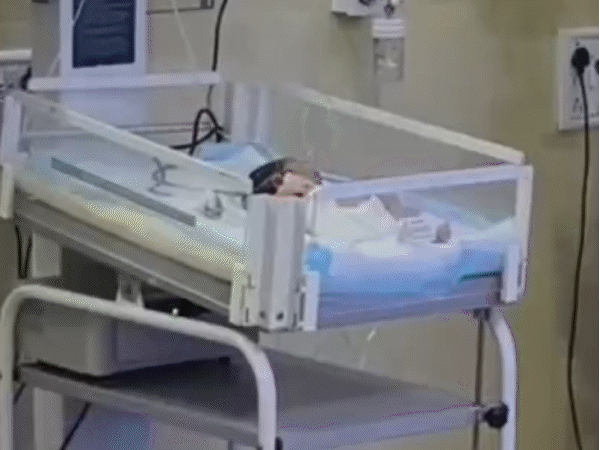 मासूम को गले में मामूली चोट आई है। उसे SNCU (Special Newborn Care Unit) में भर्ती कराया गया।