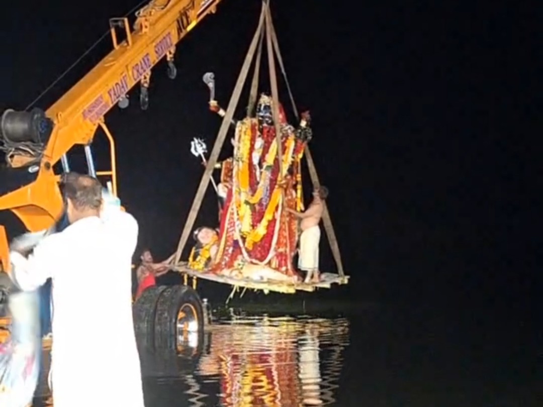 Late night immersion of Mahakali idol in Dhuma of Seoni | सिवनी के धूमा ...