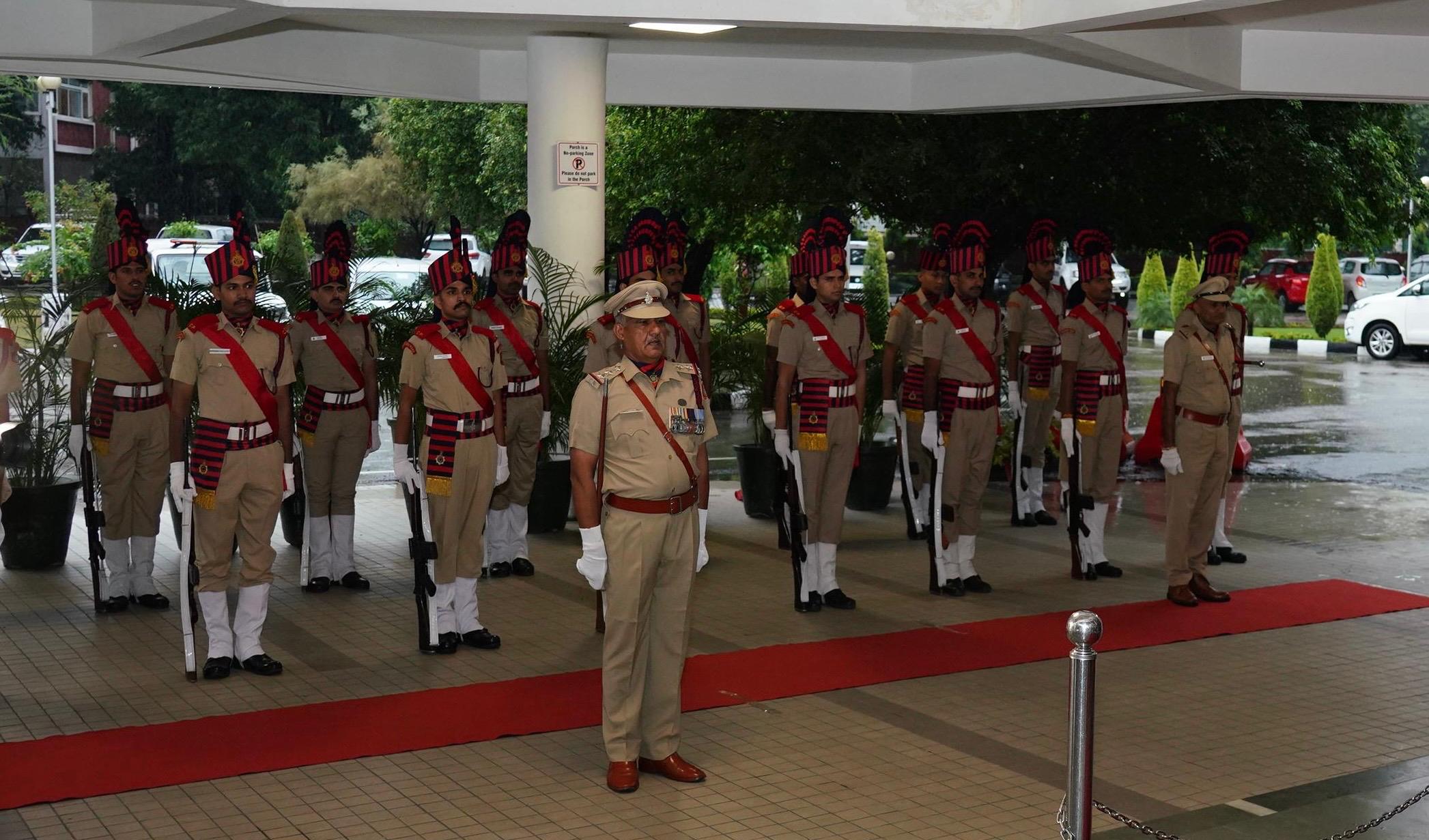 चंडीगढ यूटी गेस्ट हाउस में गार्ड आफ आनर लेते हुए नवनियुक्त चीफ सेक्रेटरी एच राजेश प्रसाद।