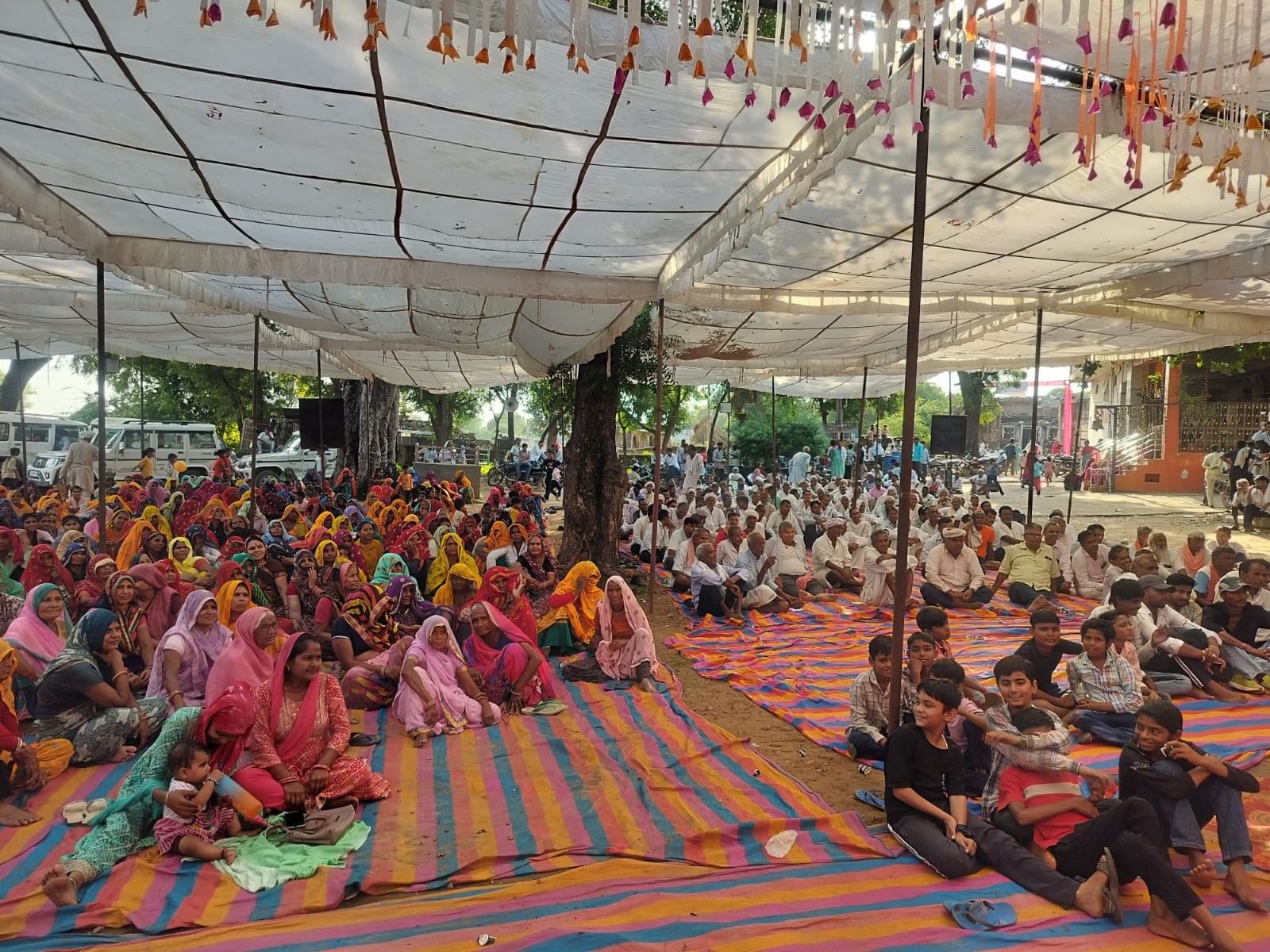 हरीकीर्तन एवं पद दंगल देखने बड़ी संख्या में पहुंचे श्रद्धालु।