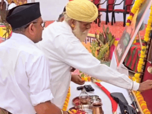 शस्त्र पूजन से हुई कार्यक्रम की शुरुआत।