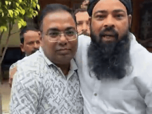 मुस्लिम पक्ष के नेता अयूब खान ने योगेश मैनी को गले लगाया।