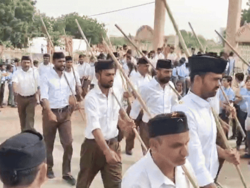 स्वयंसेवकों ने पथ संचलन भी किया, जिस पर शहरवासियों ने फूल बरसाए।