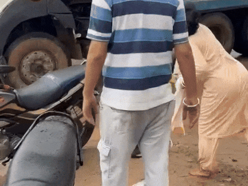महिला के पथराव करने के बाद भागता टिप्पर चालक