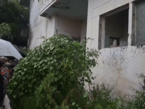 क्राइम सीन पर जांच के लिए पहुंचे फोरेंसिक टीम और पुलिस पार्टी।